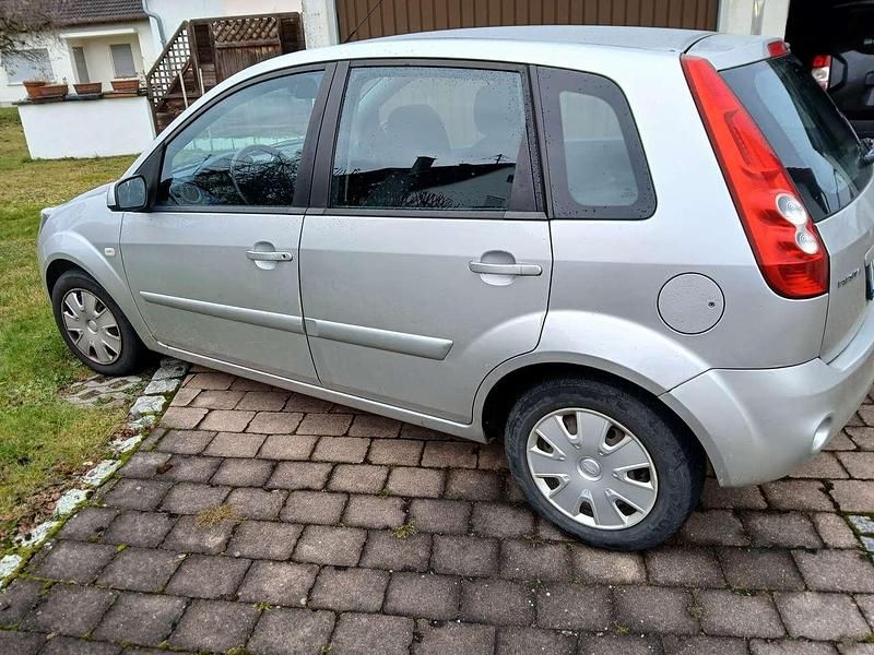 Silber Gebraucht 2008 Ford Fiesta Limousine | 2.600 € (Fairer Preis) - Bild 1/3