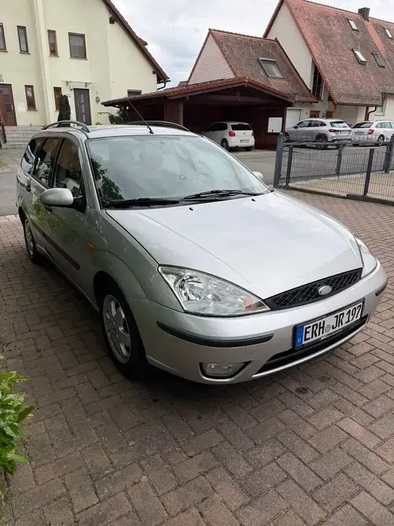 Begagnad Ford Focus 101 HK (74 kW) 2003 Silver Sedan