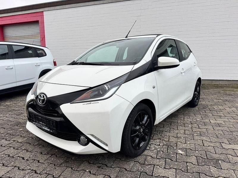 Weiß Gebraucht 2017 Toyota Aygo X-wave Kleinwagen | 7.399 € (Guter Preis) - Bild 1/4