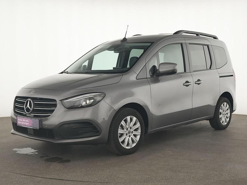 Chromitgrau Gebraucht 2023 Mercedes 180 Progressive Limousine | 25.555 € (Guter Preis) - Bild 1/4