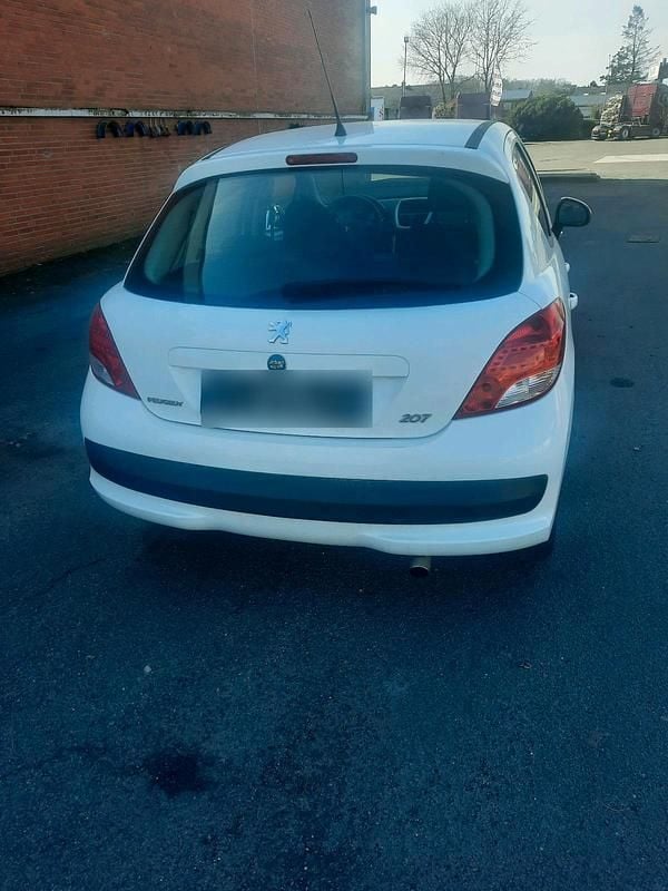 Gebraucht Peugeot 207 95 PS (69 kW) 2011 Weiß Limousine