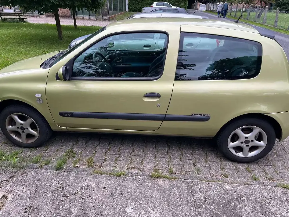 Gebraucht Renault Clio II 75 PS (55 kW) 2003 Grün Limousine