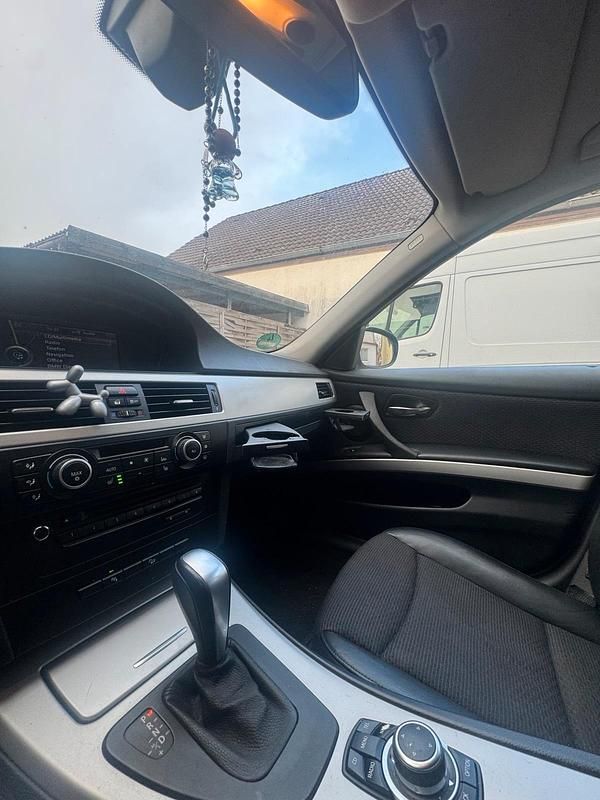 Gebraucht BMW 320 184 PS (135 kW) 2012 Schwarz Kombi