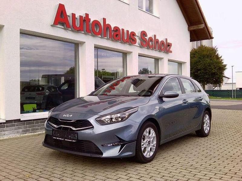 Grau Gebraucht 2024 Kia Ceed Vision Limousine | 22.750 € (Guter Preis) - Bild 1/4