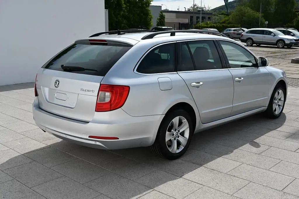 Używany Skoda Superb Ambition 170 KM (125 kW) 2012 Srebrny Sedan/Limuzyna