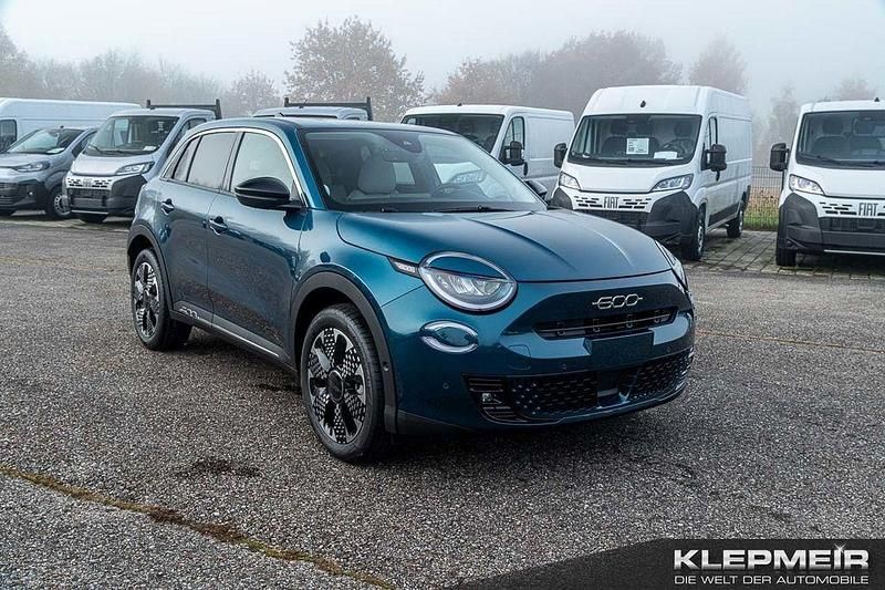 Neu Fiat 600E La Prima 114 kW (156 PS) 2025 Grün Limousine