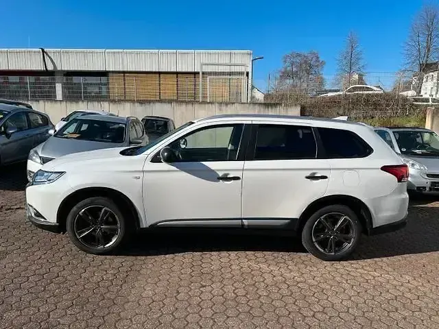 Używany Mitsubishi Outlander 150 KM (110 kW) 2019 Biały SUV