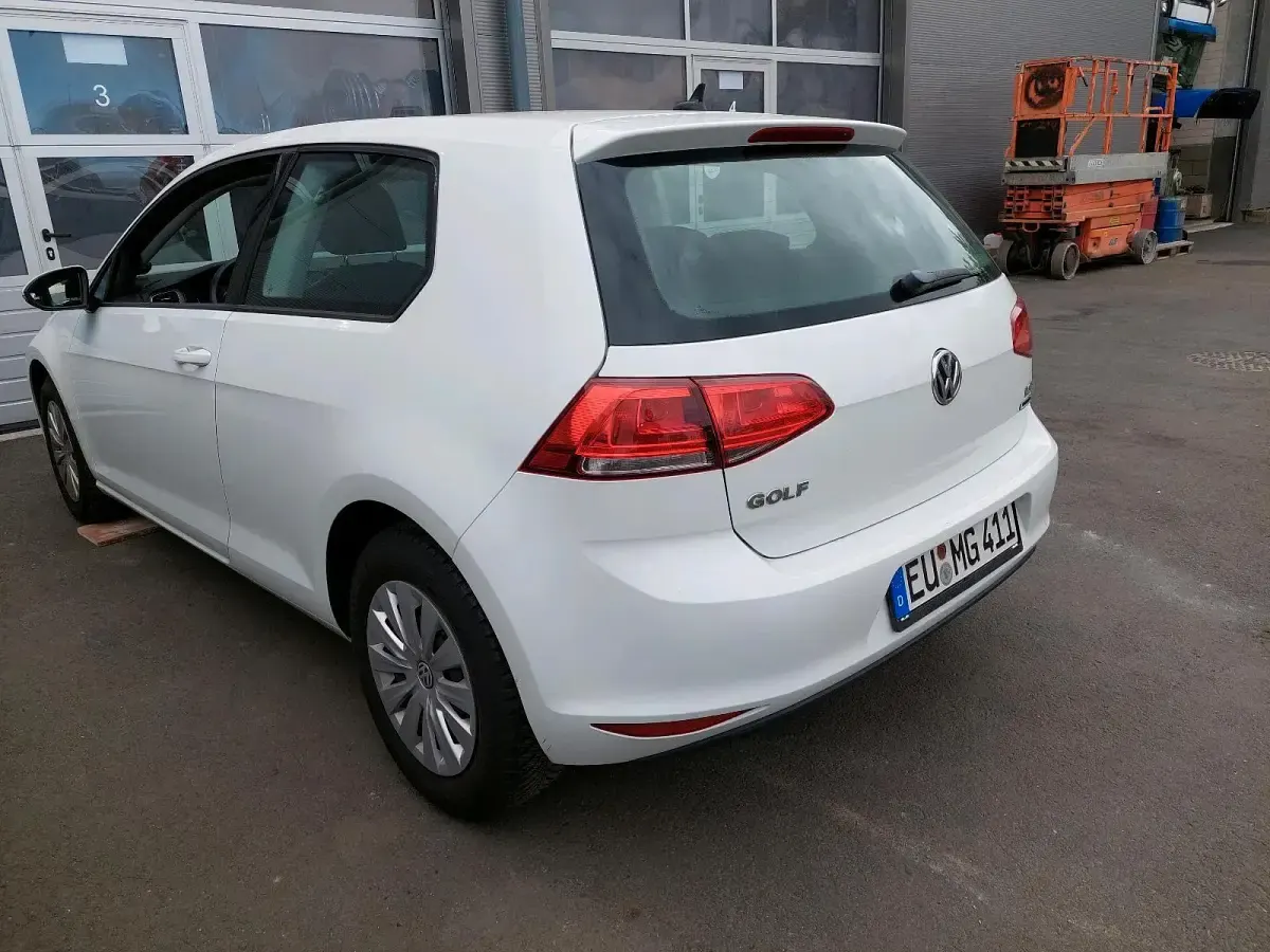 Gebraucht VW Golf VII Comfortline 86 PS (63 kW) 2015 Weiß Limousine