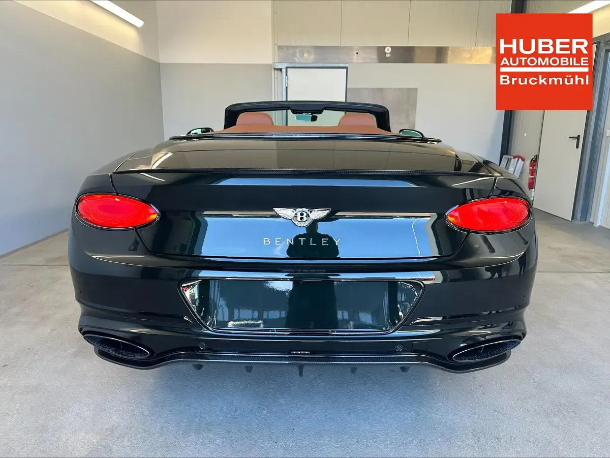 Gebraucht Bentley Continental 659 PS (484 kW) 2024 Midnight emerald / verdeck schwarz Coupé