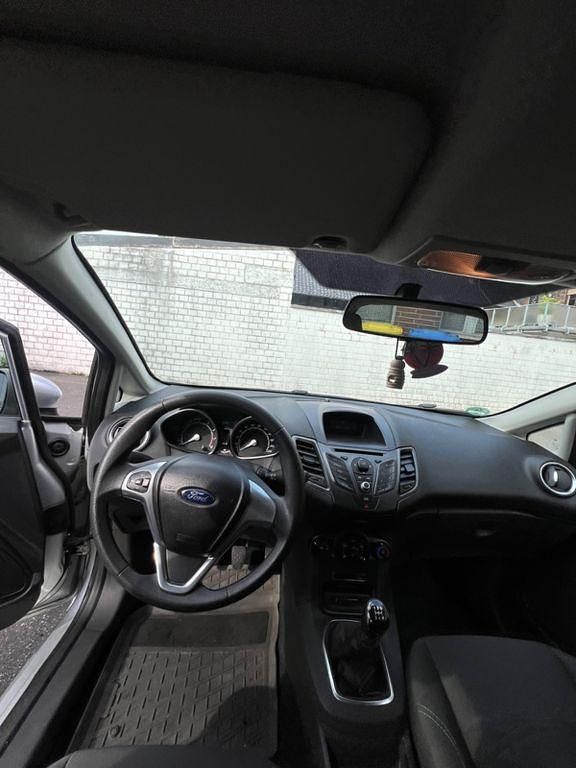 Silber Gebraucht 2013 Ford Fiesta Titanium Kleinwagen | 3.900 € (Fairer Preis) - Bild 1/4