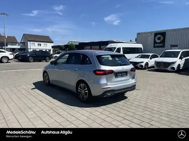 Gebraucht Mercedes B220 190 PS (139 kW) 2024 Lack hightechsilber Kleinwagen