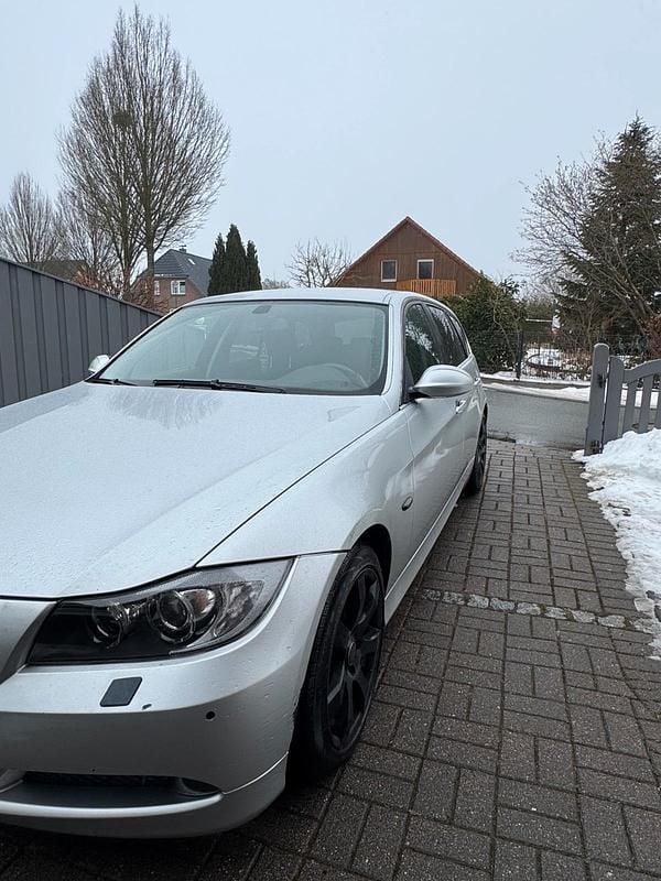 Gebraucht BMW 330 231 PS (169 kW) 2007 Silber Kombi