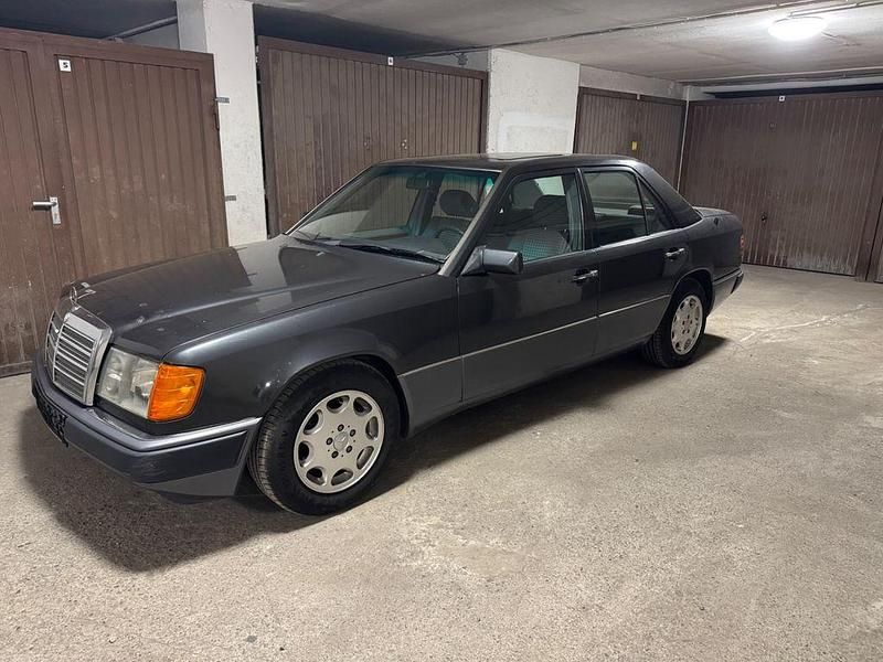 Gebraucht Mercedes E230 136 PS (100 kW) 1992 Schwarz Limousine