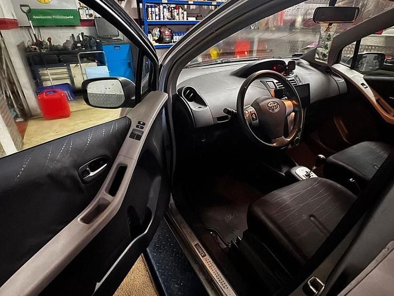 Gebraucht Toyota Yaris 87 PS (63 kW) 2008 Grau Limousine
