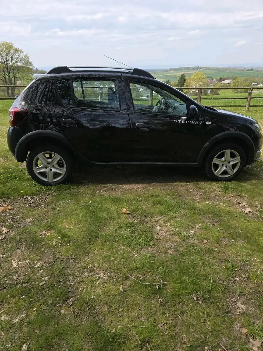 Gebraucht Dacia Sandero Stepway 90 PS (66 kW) 2015 Schwarz Kleinwagen