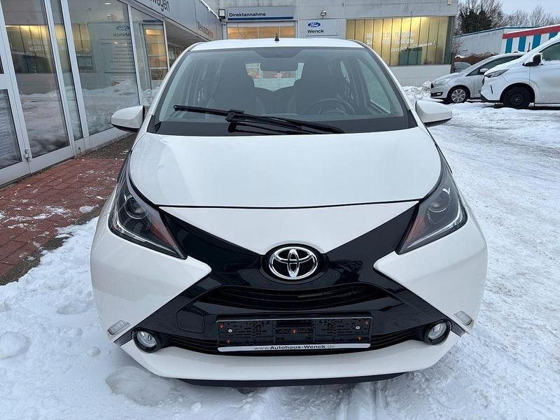 Gebraucht Toyota Aygo 69 PS (50 kW) 2017 Weiß Kleinwagen