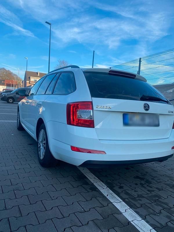 Gebraucht Skoda Octavia 126 PS (92 kW) 2015 Weiß Kleinwagen