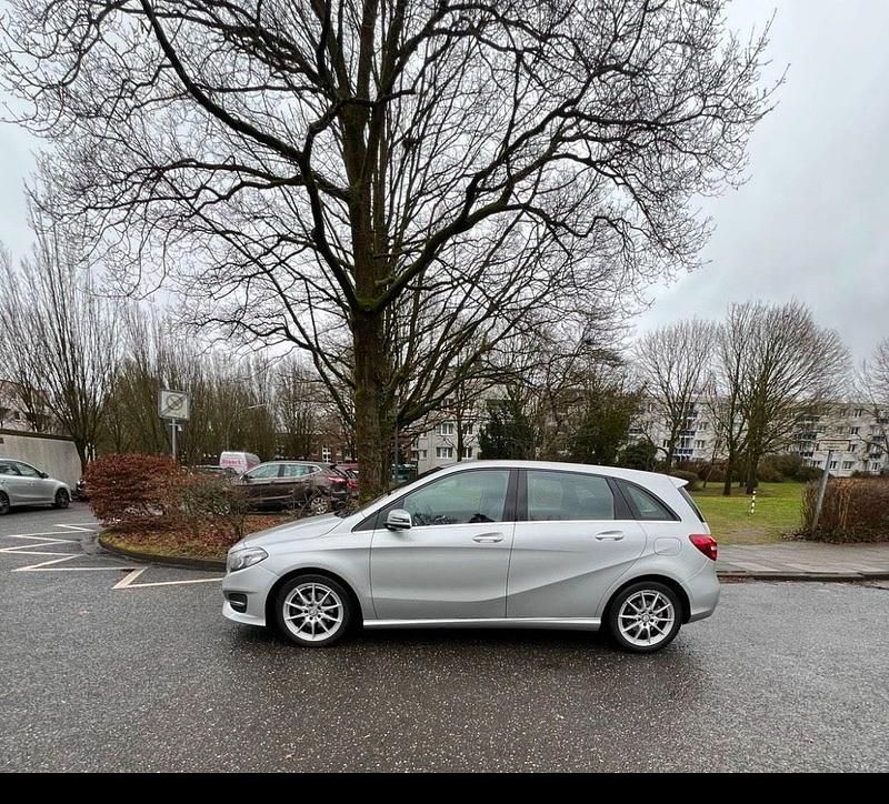 Silber Gebraucht 2017 Mercedes B180 Van / Kleinbus | 16.000 € (Guter Preis) - Bild 1/4