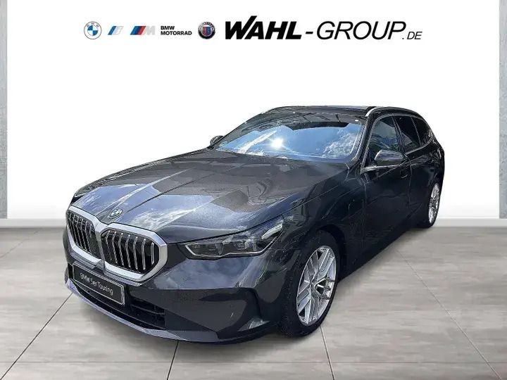 Grau Gebraucht 2024 BMW 530e Sport Line Kombi | 60.990 € (Fairer Preis) - Bild 1/4