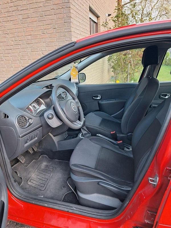 Gebraucht Renault Clio IV 75 PS (55 kW) 2013 Rot Limousine