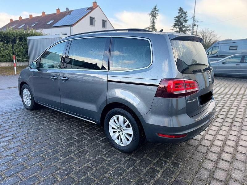 Gebraucht VW Sharan Comfortline 150 PS (110 kW) 2017 Grau Van / Kleinbus