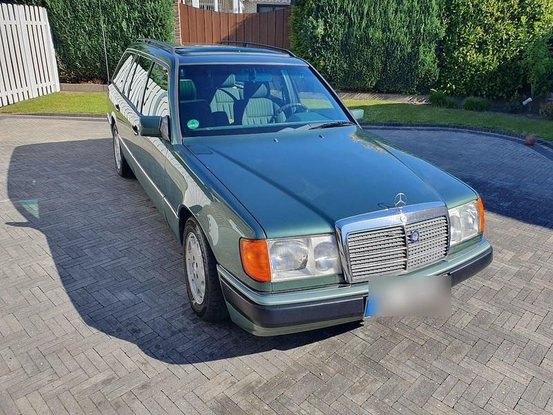 Grün Gebraucht 1991 Mercedes 300 Kombi | 16.500 € - Bild 1/4