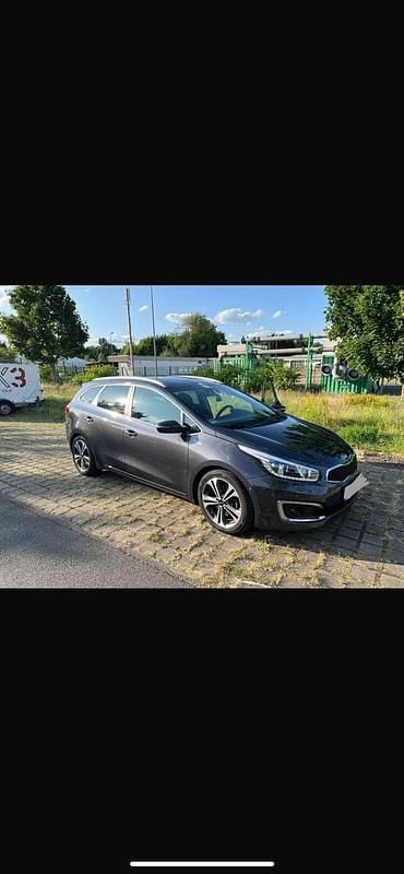 Grau Gebraucht 2016 Kia Ceed Platinum Edition Kleinwagen | 14.000 € (Fairer Preis) - Bild 1/4