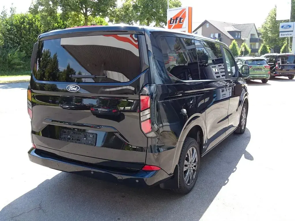 Gebraucht Ford Tourneo Titanium 136 PS (100 kW) 2025 Agate black Van / Kleinbus