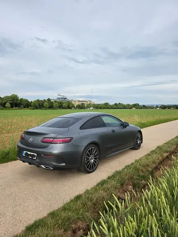 Gebraucht Mercedes E220 AMG line 194 PS (142 kW) 2021 Schwarz Coupé