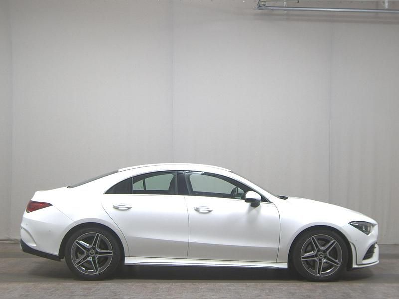 Weiss Gebraucht 2021 Mercedes CLA220 AMG line Limousine | 28.480 € (Etwas zu teuer) - Bild 1/4