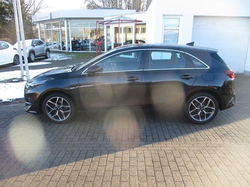 Gebraucht Kia Ceed Spirit 160 PS (117 kW) 2022 Schwarz Kleinwagen