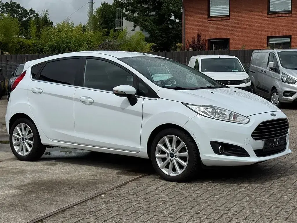 Gebraucht Ford Fiesta Titanium 125 PS (91 kW) 2017 Weiß Kleinwagen