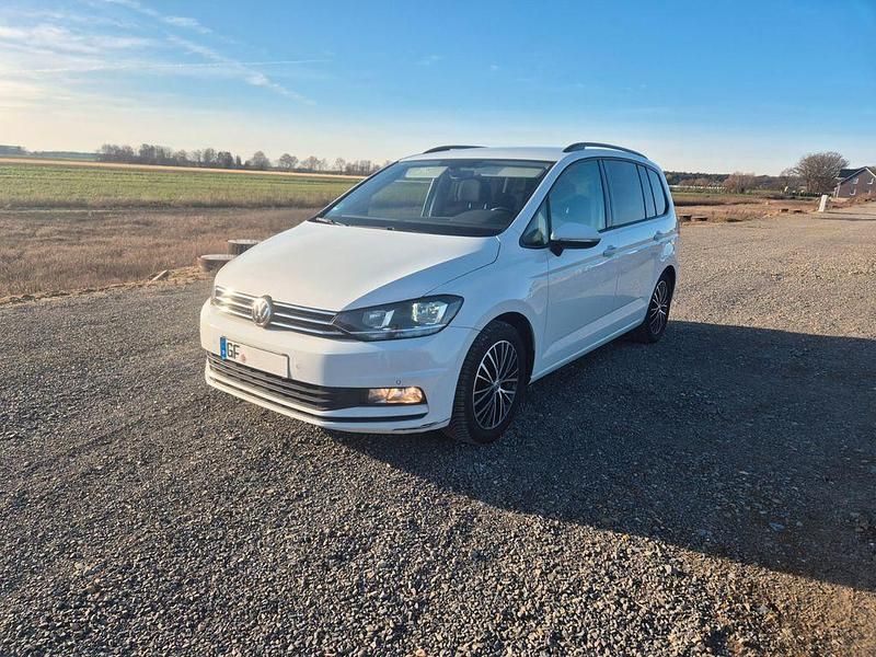 Weiß Gebraucht 2016 VW Touran Comfortline Van / Kleinbus | 11.000 € (Fairer Preis) - Bild 1/4