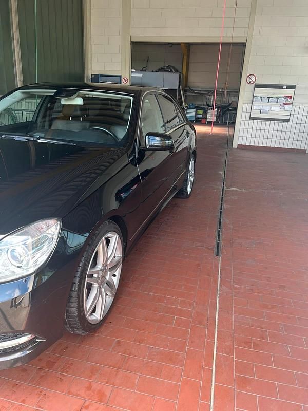 Schwarz Gebraucht 2012 Mercedes E350 Limousine | 9.000 € (Guter Preis) - Bild 1/4