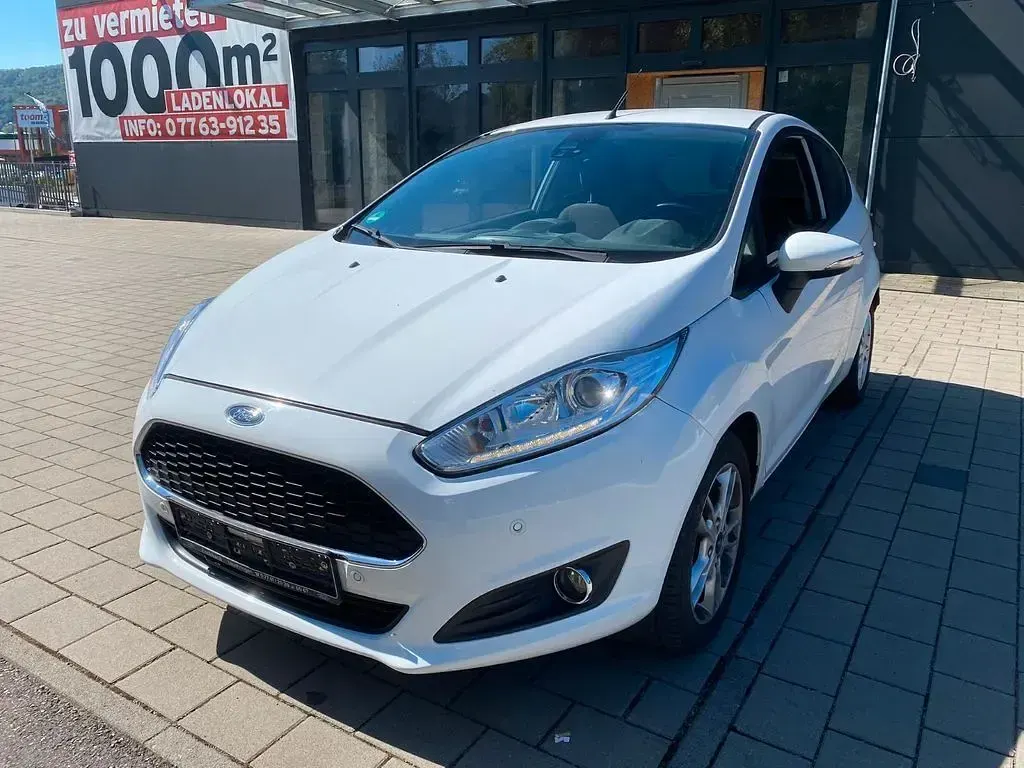 Używany Ford Fiesta Celebration 75 KM (55 kW) 2016 Biały Hatchback
