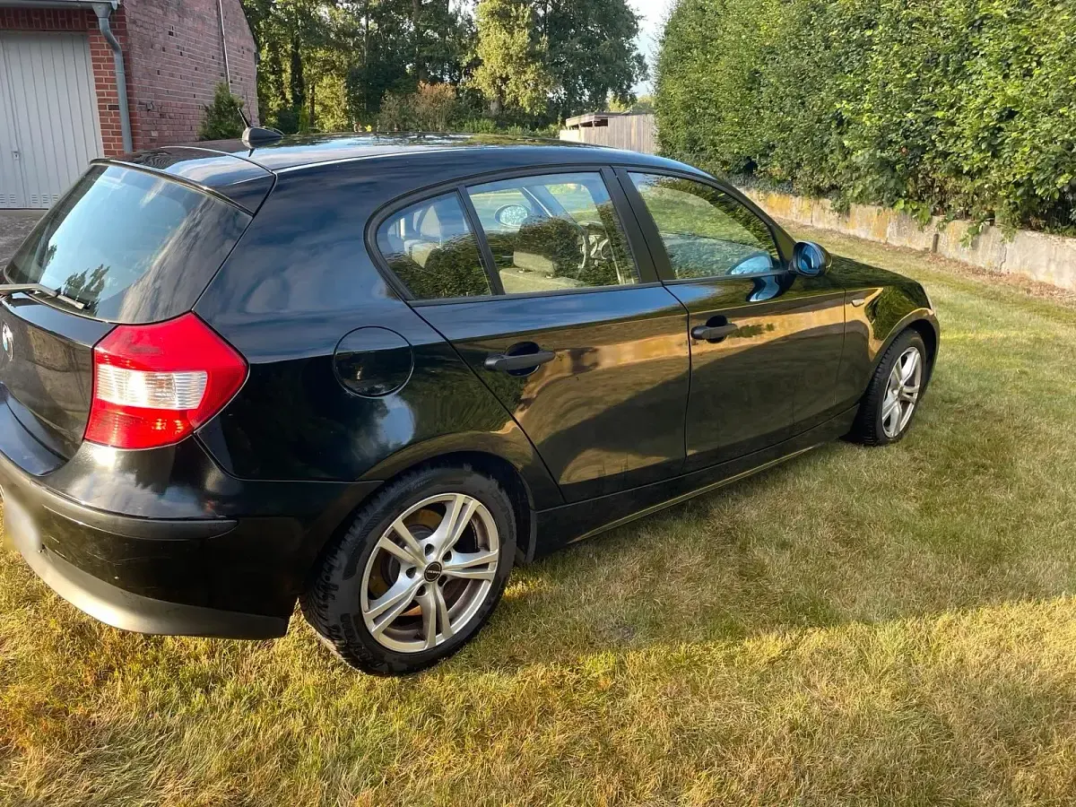 Gebraucht BMW 118 122 PS (89 kW) 2006 Schwarz Kleinwagen