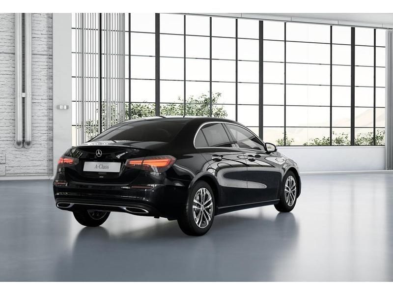 Gebraucht Mercedes A200 Advanced Plus 177 PS (130 kW) 2024 Kosmosschwarz Limousine