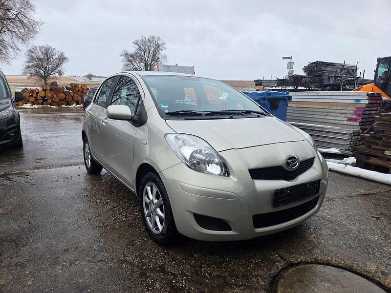 Gebraucht Toyota Yaris 99 PS (72 kW) 2012 Silber Kleinwagen