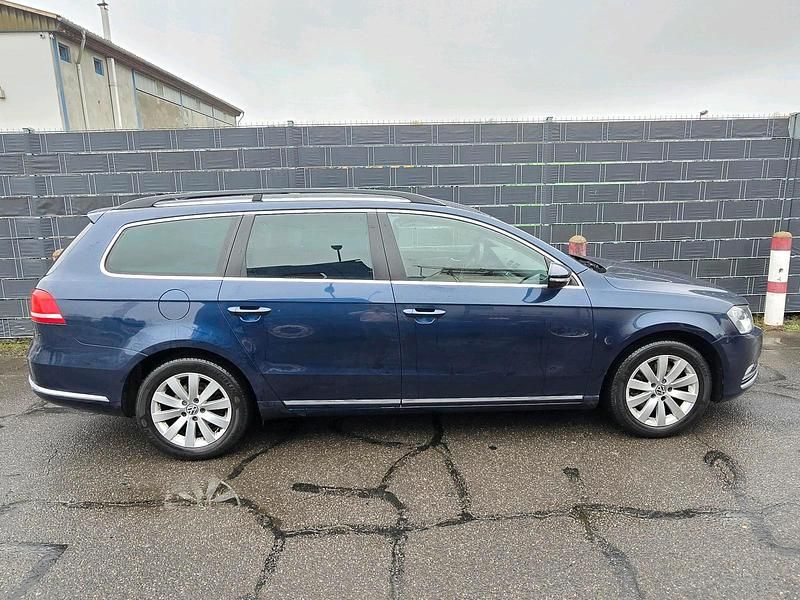 Gebraucht VW Passat 140 PS (102 kW) 2011 Blau Kombi