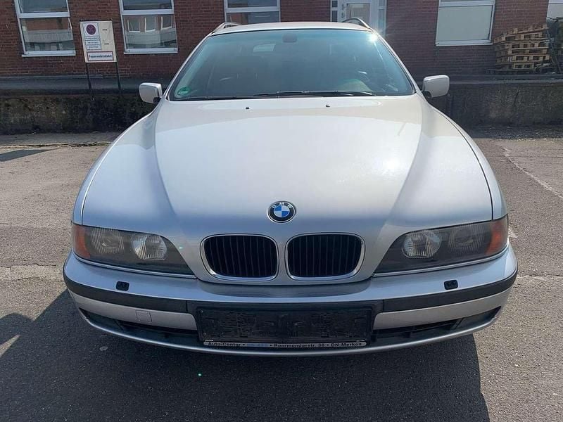 Grau Gebraucht 1999 BMW 520 Kombi | 3.800 € (Fairer Preis) - Bild 1/4