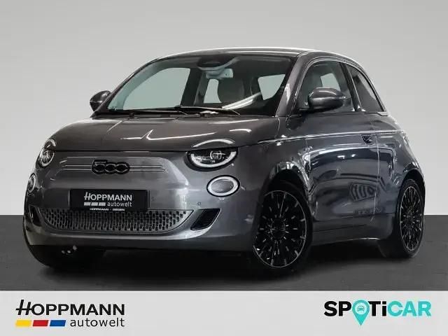 Colore esterno (mineral grau) Gebraucht 2023 Fiat 500e La Prima Kleinwagen | 22.480 € (Etwas zu teuer) - Bild 1/4