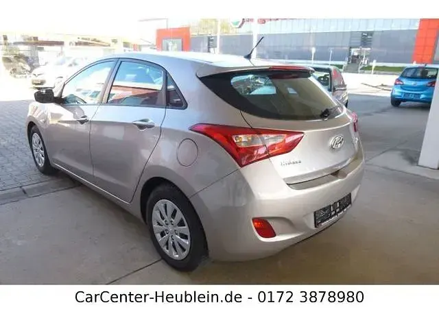 Gebraucht Hyundai i30 Classic 101 PS (74 kW) 2017 White sand (metallic) Limousine