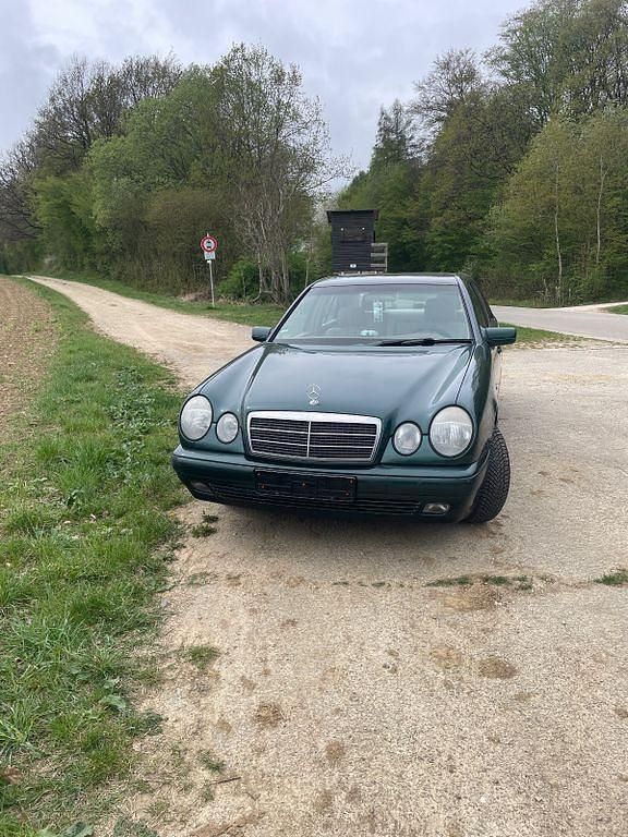 Grün Gebraucht 1998 Mercedes E200 Classic Limousine | 3.500 € (Fairer Preis) - Bild 1/4
