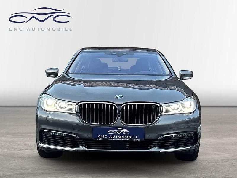 Gebraucht BMW 740 Sport Line 320 PS (235 kW) 2017 Grau Limousine
