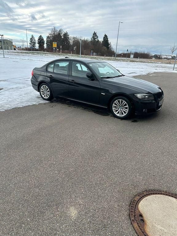 Schwarz Gebraucht 2011 BMW 318 Limousine | 6.100 € (Fairer Preis) - Bild 1/4