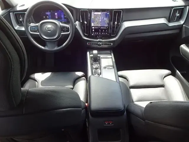 Gebraucht Volvo XC60 Plus 197 PS (144 kW) 2022 Black stone SUV
