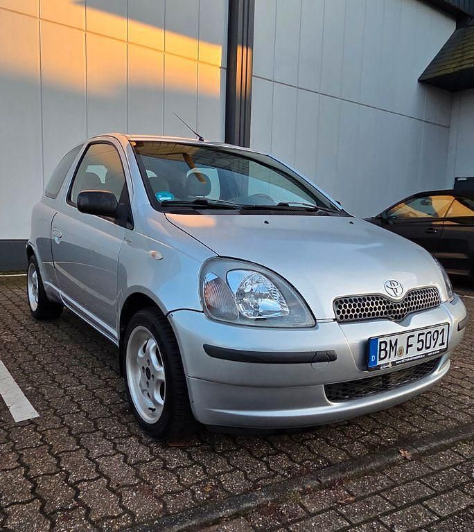 Gebraucht Toyota Yaris Luna 86 PS (63 kW) 2000 Grau Limousine