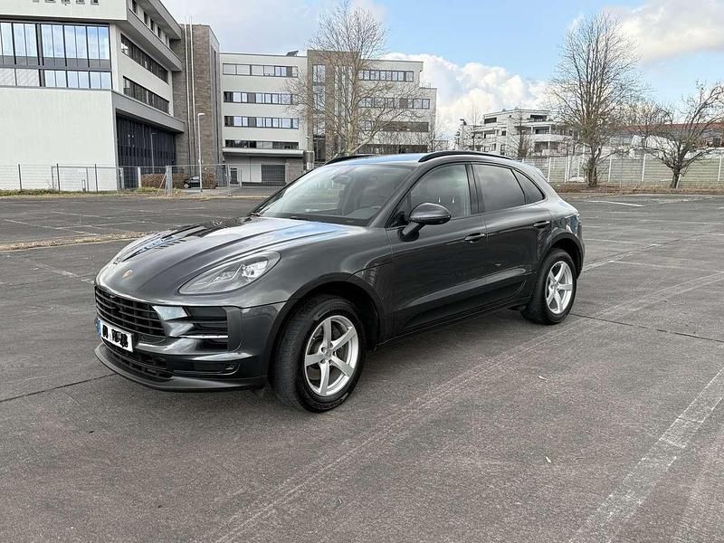 Grau Gebraucht 2019 Porsche Macan Basis SUV | 47.500 € (Etwas zu teuer) - Bild 1/4