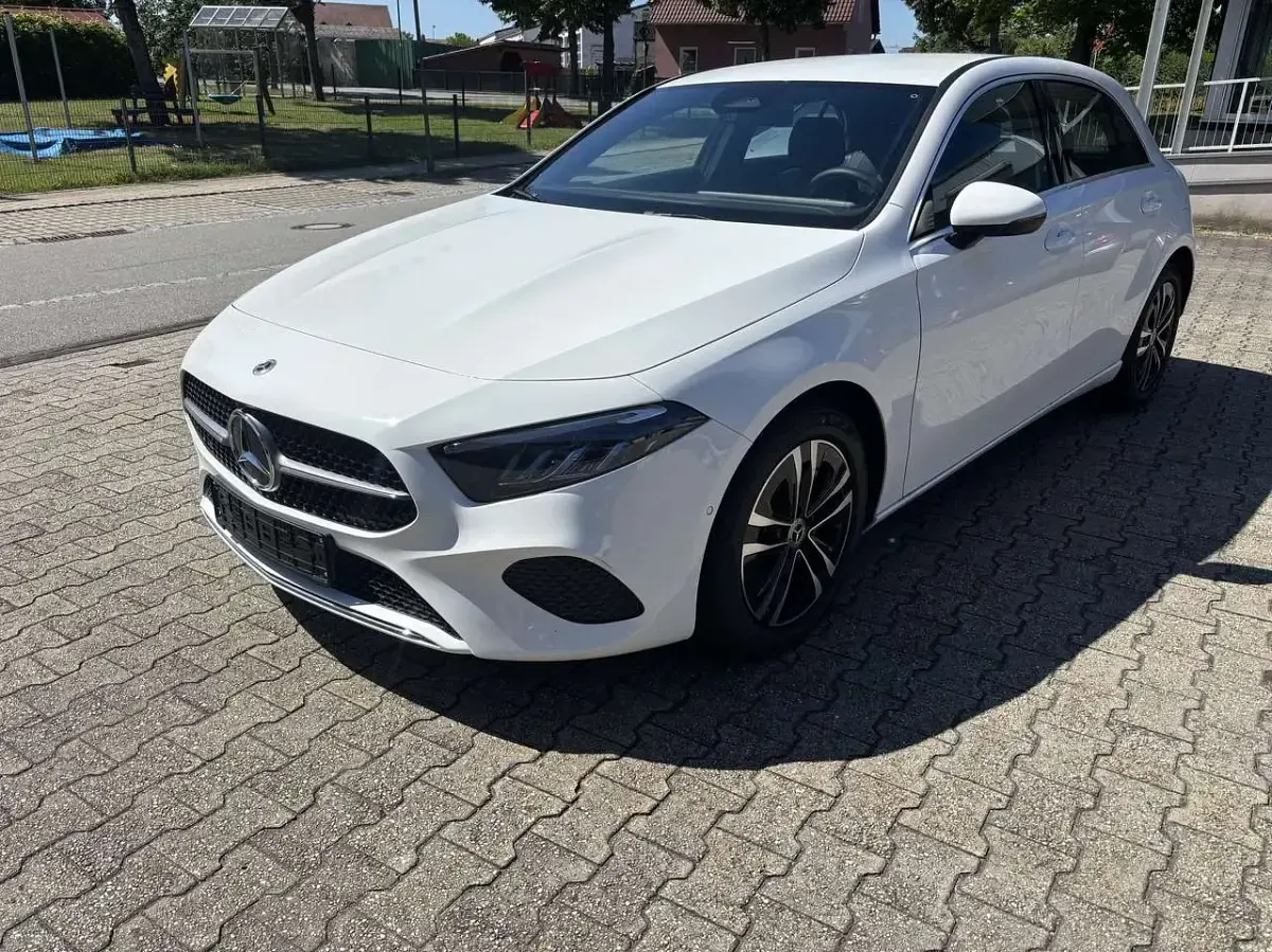 Gebraucht Mercedes A180 Advanced Plus 136 PS (100 kW) 2025 Unilack polarweiß Limousine
