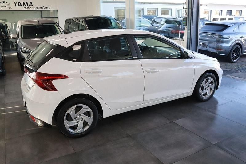 Gebraucht Hyundai i20 Select 101 PS (74 kW) 2020 Weiß Kleinwagen